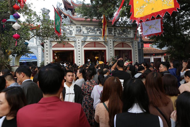 Mùng 2 Tết: Người dân chen chân lên cầu Thê Húc, Phủ Tây Hồ chật cứng người đi lễ   - Ảnh 19.