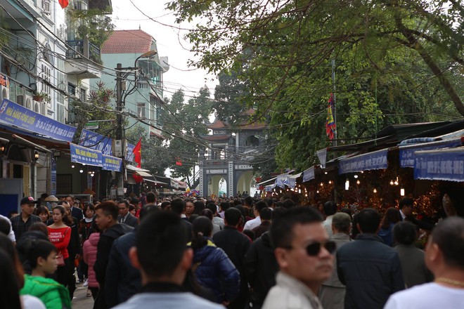 Mùng 2 Tết: Người dân chen chân lên cầu Thê Húc, Phủ Tây Hồ chật cứng người đi lễ   - Ảnh 20.