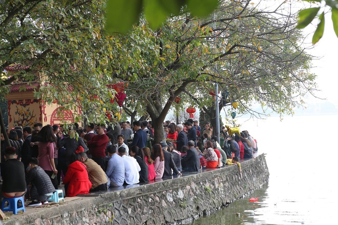 Mùng 2 Tết: Người dân chen chân lên cầu Thê Húc, Phủ Tây Hồ chật cứng người đi lễ   - Ảnh 22.
