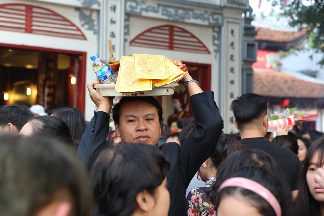 Mùng 2 Tết: Người dân chen chân lên cầu Thê Húc, Phủ Tây Hồ chật cứng người đi lễ   - Ảnh 23.