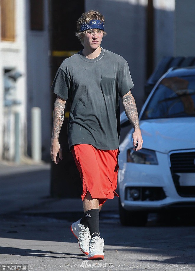 Sau màn hôm đắm đuối Selena, Justin Bieber xuất hiện lẻ bóng với áo phông quần đùi dạo phố  - Ảnh 2.