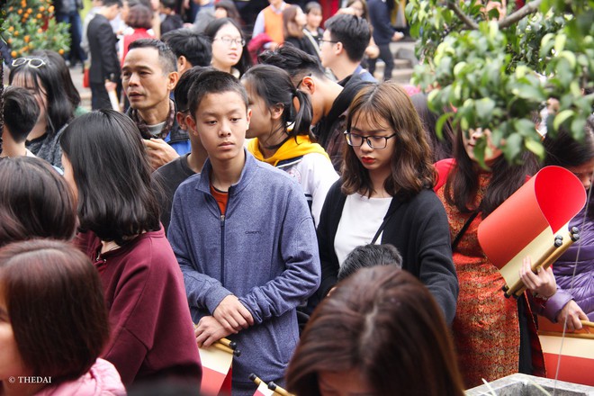 Hà Nội: Ông Đồ quá tải, người dân xếp hàng dài chờ đợi tại Văn Miếu để chờ xin chữ đầu năm mới - Ảnh 4.