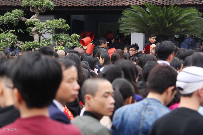 Hà Nội: Ông Đồ quá tải, người dân xếp hàng dài chờ đợi tại Văn Miếu để chờ xin chữ đầu năm mới - Ảnh 10.
