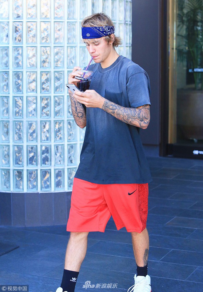 Sau màn hôm đắm đuối Selena, Justin Bieber xuất hiện lẻ bóng với áo phông quần đùi dạo phố  - Ảnh 5.