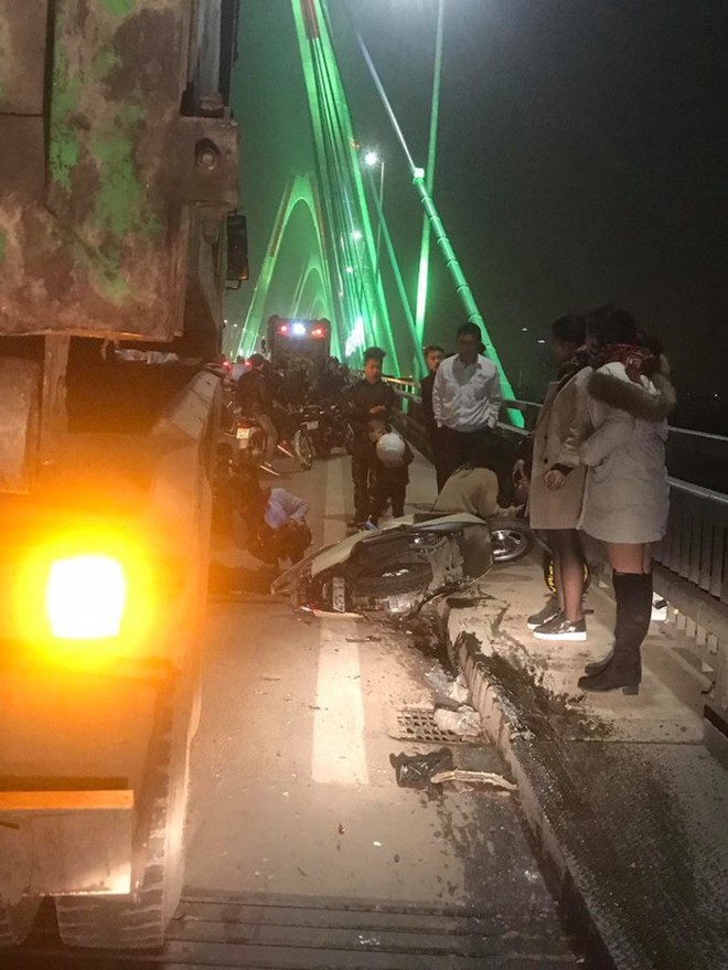 Điều tra vụ xe rác tông 3 thanh niên trên cầu Nhật Tân - Ảnh 1.