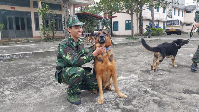 Bi hài: Vợ chiến sĩ Biên phòng ghen vì chồng quá thân với... chó - Ảnh 1.