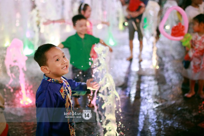 Sài Gòn tối mùng 1 Tết: Trẻ em thích thú cởi áo, nhảy vào đài phun nước đường hoa Nguyễn Huệ để nô đùa - Ảnh 11.