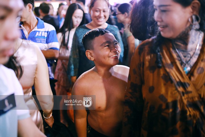 Sài Gòn tối mùng 1 Tết: Trẻ em thích thú cởi áo, nhảy vào đài phun nước đường hoa Nguyễn Huệ để nô đùa - Ảnh 17.