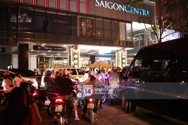 Sài Gòn tối mùng 1 Tết: Trẻ em thích thú cởi áo, nhảy vào đài phun nước đường hoa Nguyễn Huệ để nô đùa - Ảnh 8.
