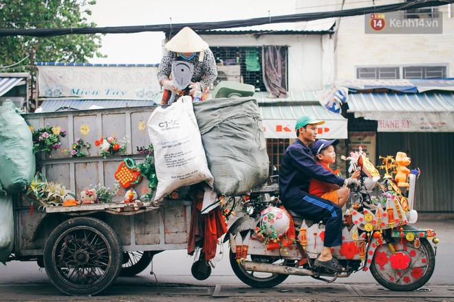 Có một cái Tết rất đẹp trên những chiếc xe mưu sinh của anh nhân viên vệ sinh và anh bán trái cây dạo ở Sài Gòn - Ảnh 1.