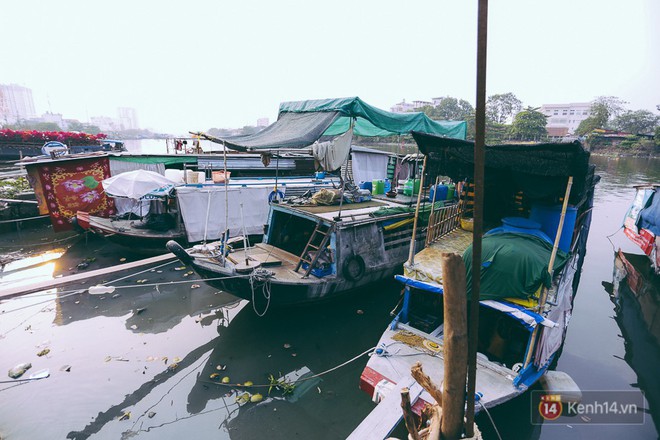 Tết bình dị của người dân xóm chài lênh đênh giữa Sài Gòn: Mâm cỗ đơn giản chỉ với mấy con cá khô - Ảnh 1.
