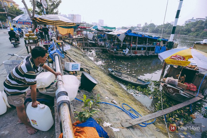 Tết bình dị của người dân xóm chài lênh đênh giữa Sài Gòn: Mâm cỗ đơn giản chỉ với mấy con cá khô - Ảnh 2.