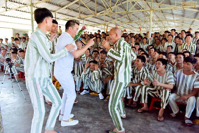 Tết là dịp đoàn viên nhưng nhiều sao Việt vẫn chạy show miệt mài phục vụ khán giả - Ảnh 2.