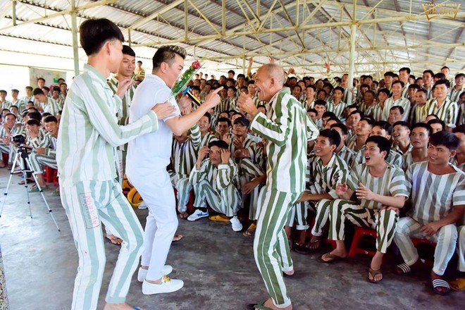 Tết là dịp đoàn viên nhưng nhiều sao Việt vẫn chạy show miệt mài phục vụ khán giả - Ảnh 2. Tết là dịp đoàn viên nhưng nhiều sao Việt vẫn chạy show miệt mài phục vụ khán giả - Ảnh 2.