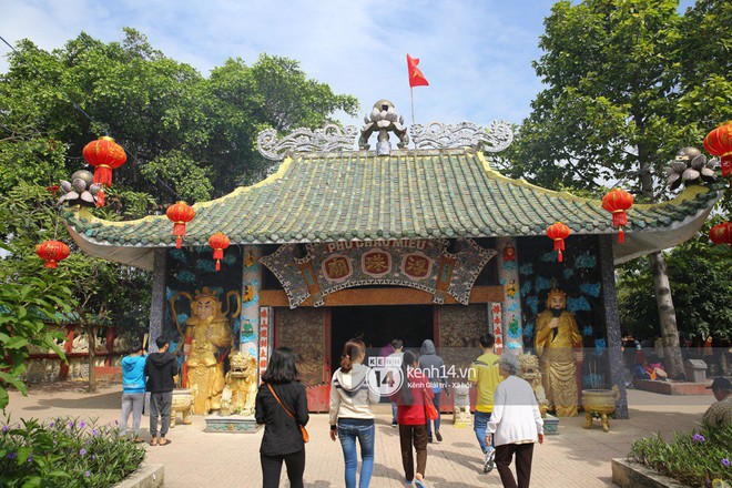 Người dân ùn ùn rủ nhau đến 4 ngôi chùa xóa ế nổi tiếng nhất Sài Gòn cầu duyên - Ảnh 1.