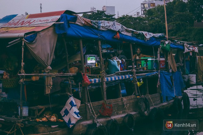 Tết bình dị của người dân xóm chài lênh đênh giữa Sài Gòn: Mâm cỗ đơn giản chỉ với mấy con cá khô - Ảnh 14.