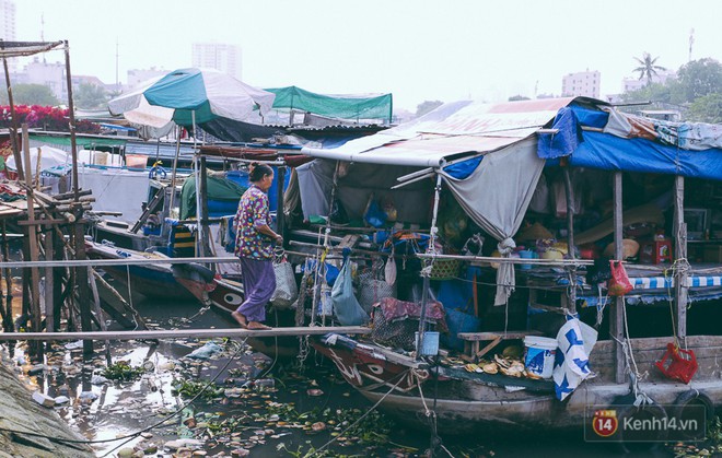 Tết bình dị của người dân xóm chài lênh đênh giữa Sài Gòn: Mâm cỗ đơn giản chỉ với mấy con cá khô - Ảnh 3.