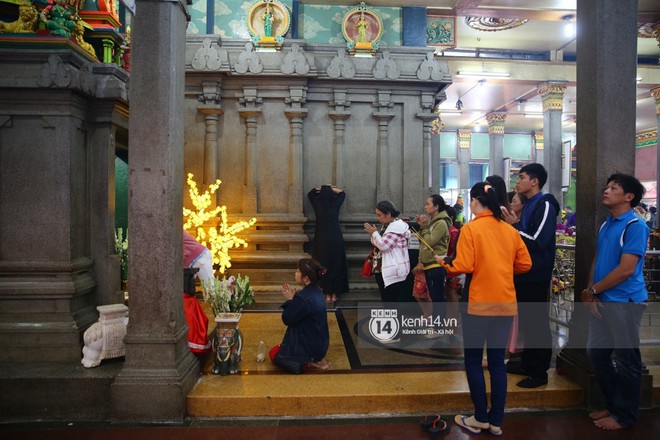 Mồng 3 Tết, người Sài Gòn đi chùa, úp mặt trò chuyện với tường đá trong ngôi đền Ấn giáo trăm tuổi - Ảnh 3.