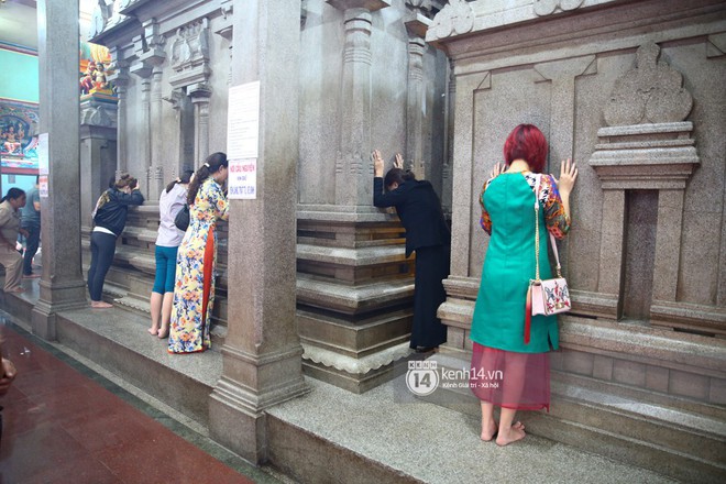 Mồng 3 Tết, người Sài Gòn đi chùa, úp mặt trò chuyện với tường đá trong ngôi đền Ấn giáo trăm tuổi - Ảnh 4.