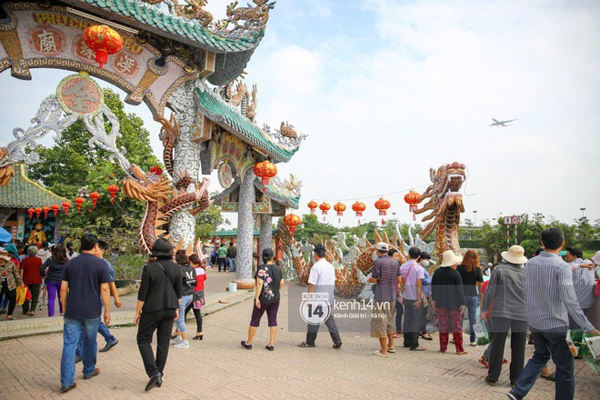 Người dân ùn ùn rủ nhau đến 4 ngôi chùa xóa ế nổi tiếng nhất Sài Gòn cầu duyên - Ảnh 6.