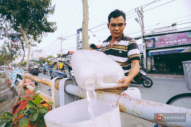 Tết bình dị của người dân xóm chài lênh đênh giữa Sài Gòn: Mâm cỗ đơn giản chỉ với mấy con cá khô - Ảnh 9.