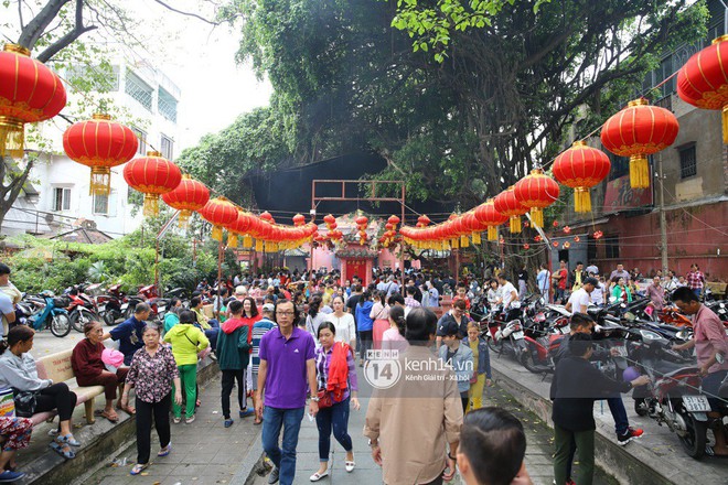 Người dân ùn ùn rủ nhau đến 4 ngôi chùa xóa ế nổi tiếng nhất Sài Gòn cầu duyên - Ảnh 9.