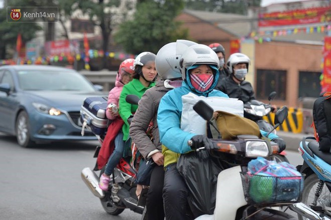 Cao tốc Pháp Vân ùn ứ nghiêm trọng chiều mùng 4 Tết do người dân bắt đầu trở lại Thủ đô - Ảnh 13.