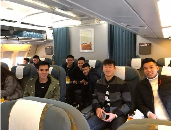Các cầu thủ U23 được đón chào như thần tượng K-pop ở sân bay, nhanh chóng cập nhật hình ảnh đầu tiên ở Sài Gòn - Ảnh 2.