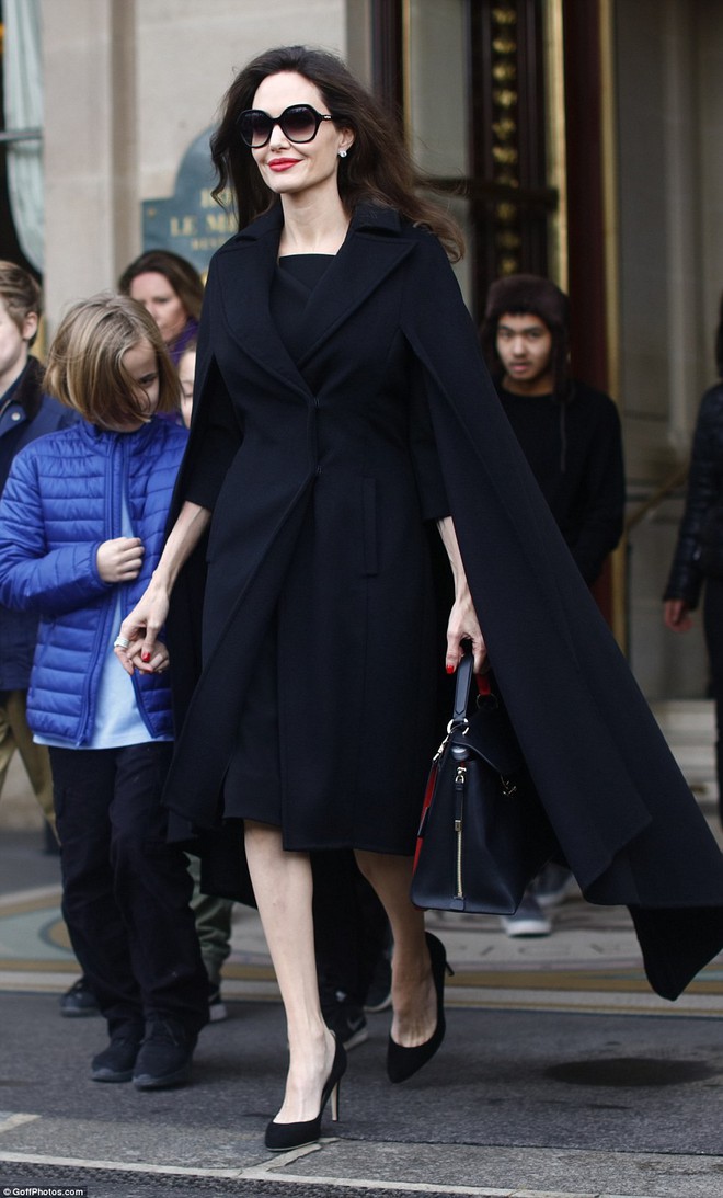 Diện đồ đơn giản, nhưng ít ai ngờ Angelina Jolie đã chi gần 500 triệu đồng cho trang phục trong chuyến đi Paris vừa qua - Ảnh 4.