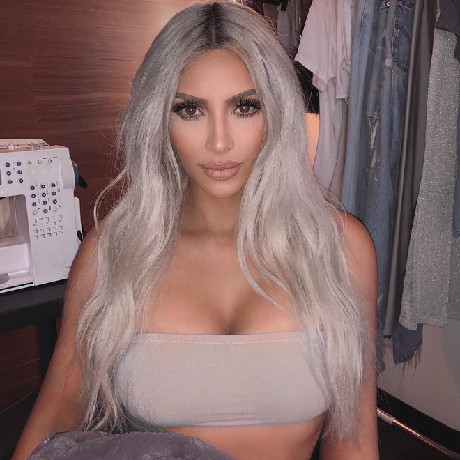 Hàng loạt kiều nữ Hollywood đã diện bộ tóc giả này để cosplay thành Kim Kardashian và giá của nó sẽ khiến bạn phải giật mình - Ảnh 6.