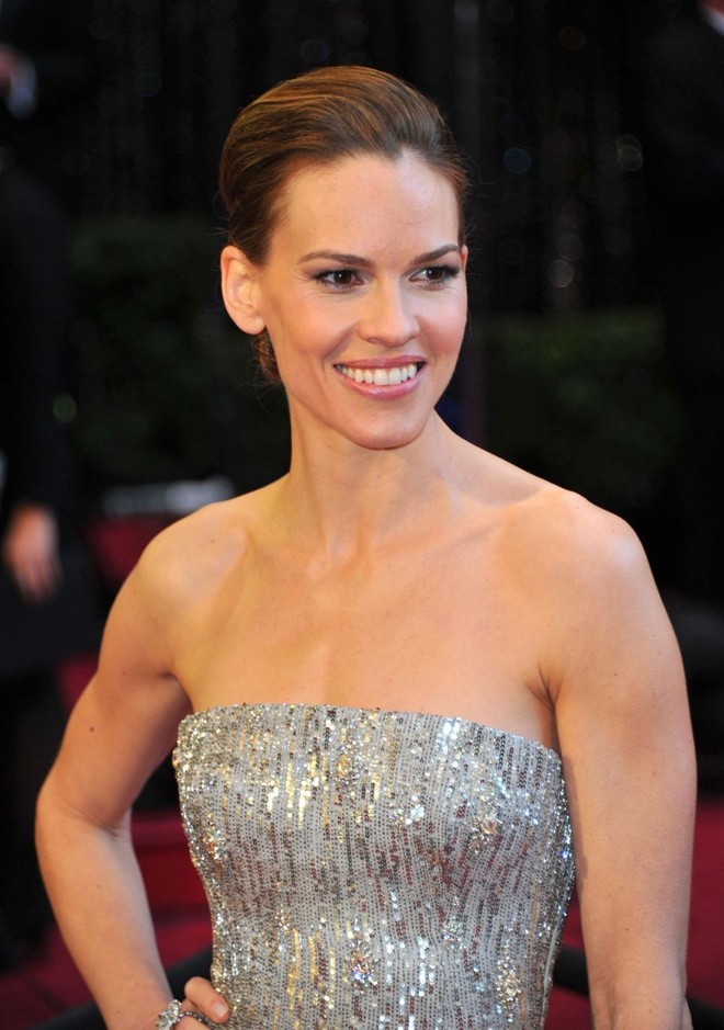 8 cách Hilary Swank giữ dáng chuẩn ở tuổi 43 - Ảnh 1.