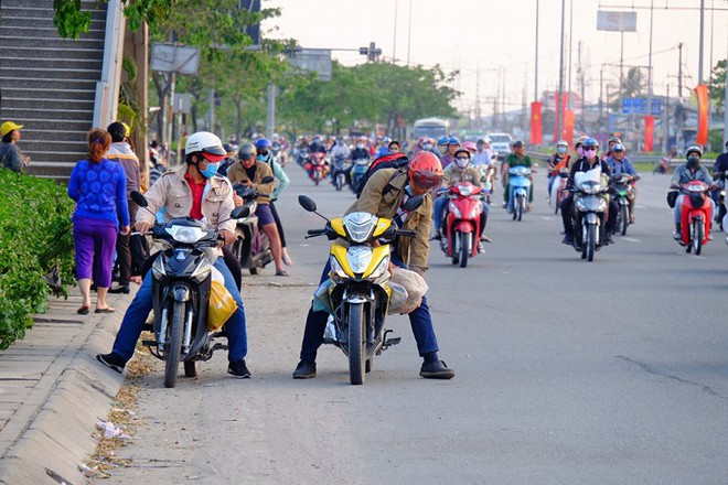 Sợ nắng gắt nhiều cha mẹ đợi đến chiều tối ngày cuối cùng nghỉ Tết mới đưa con từ quê trở lại Sài Gòn - Ảnh 10.