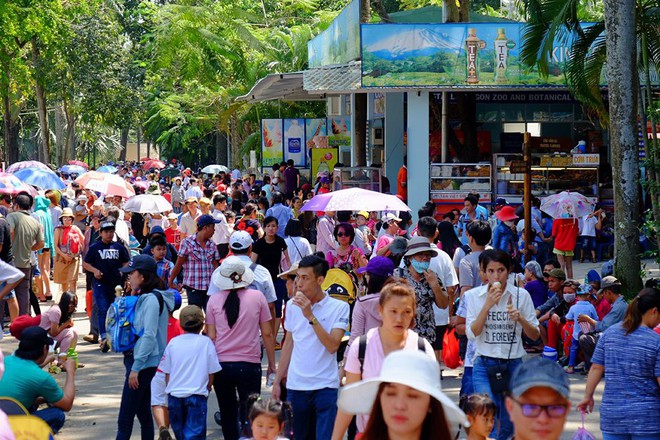 Đông nghịt ngày cuối cùng nghỉ Tết, Thảo Cầm Viên Sài Gòn hóa thành bãi ngủ khổng lồ - Ảnh 11.