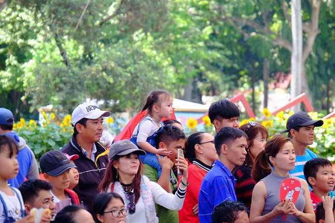 Đông nghịt ngày cuối cùng nghỉ Tết, Thảo Cầm Viên Sài Gòn hóa thành bãi ngủ khổng lồ - Ảnh 13.