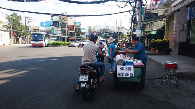 Xui cho những người lên Sài Gòn sớm: Quán ăn vẫn còn nghỉ Tết, phải ăn mì gói, đồ khô cầm cự - Ảnh 13.