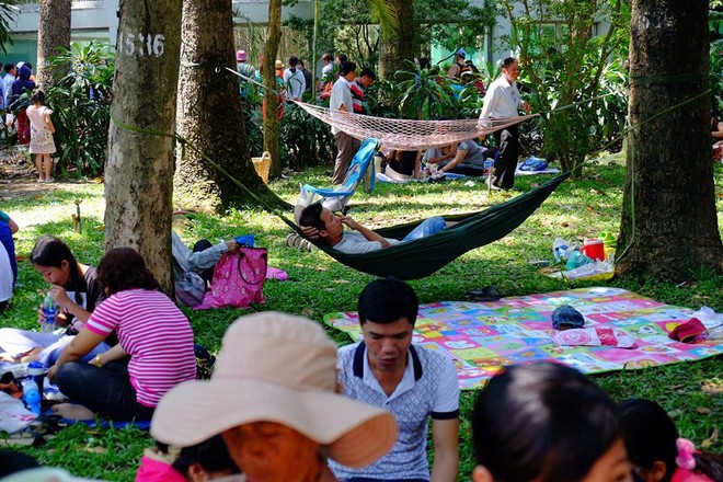 Đông nghịt ngày cuối cùng nghỉ Tết, Thảo Cầm Viên Sài Gòn hóa thành bãi ngủ khổng lồ - Ảnh 20.
