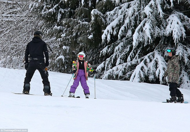 Công chúa nhỏ Harper Beckham diện đồ cực xinh trổ tài trượt tuyết cùng bố và anh trai - Ảnh 11.