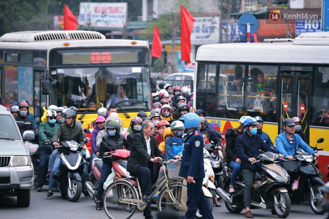 Người dân mang theo hành lí chất trên nóc ô tô, xe máy đổ về Hà Nội và Sài Gòn sau kì nghỉ Tết Nguyên đán kéo dài 1 tuần - Ảnh 11.