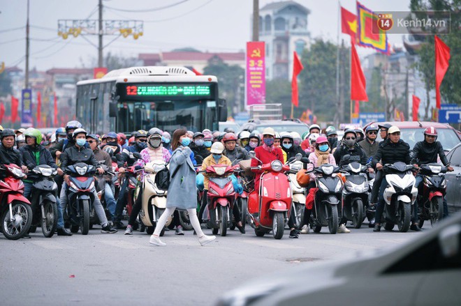 Người dân mang theo hành lí chất trên nóc ô tô, xe máy đổ về Hà Nội và Sài Gòn sau kì nghỉ Tết Nguyên đán kéo dài 1 tuần - Ảnh 12.