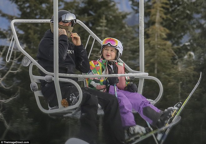 Công chúa nhỏ Harper Beckham diện đồ cực xinh trổ tài trượt tuyết cùng bố và anh trai - Ảnh 13.