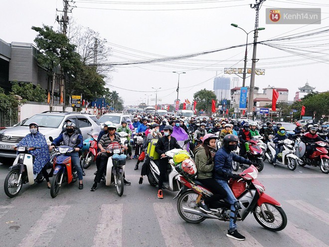 Người dân mang theo hành lí chất trên nóc ô tô, xe máy đổ về Hà Nội và Sài Gòn sau kì nghỉ Tết Nguyên đán kéo dài 1 tuần - Ảnh 16.