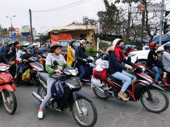 Người dân mang theo hành lí chất trên nóc ô tô, xe máy đổ về Hà Nội và Sài Gòn sau kì nghỉ Tết Nguyên đán kéo dài 1 tuần - Ảnh 17.