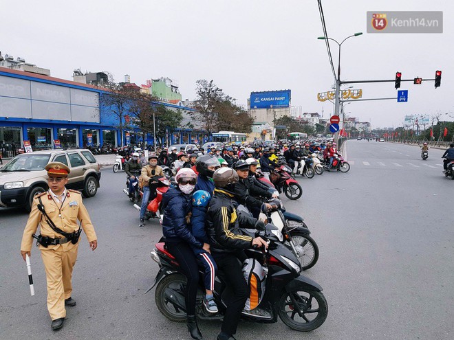 Người dân mang theo hành lí chất trên nóc ô tô, xe máy đổ về Hà Nội và Sài Gòn sau kì nghỉ Tết Nguyên đán kéo dài 1 tuần - Ảnh 18.