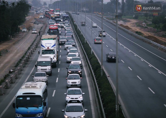 Người dân mang theo hành lí chất trên nóc ô tô, xe máy đổ về Hà Nội và Sài Gòn sau kì nghỉ Tết Nguyên đán kéo dài 1 tuần - Ảnh 20.