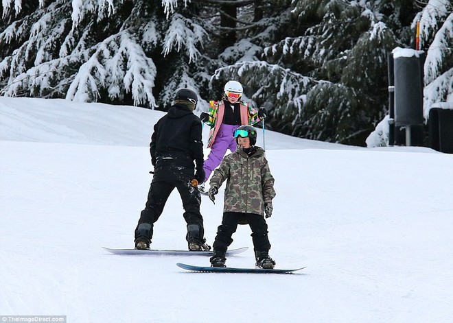 Công chúa nhỏ Harper Beckham diện đồ cực xinh trổ tài trượt tuyết cùng bố và anh trai - Ảnh 3.