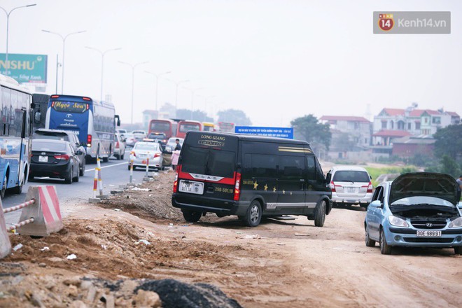 Người dân mang theo hành lí chất trên nóc ô tô, xe máy đổ về Hà Nội và Sài Gòn sau kì nghỉ Tết Nguyên đán kéo dài 1 tuần - Ảnh 21.