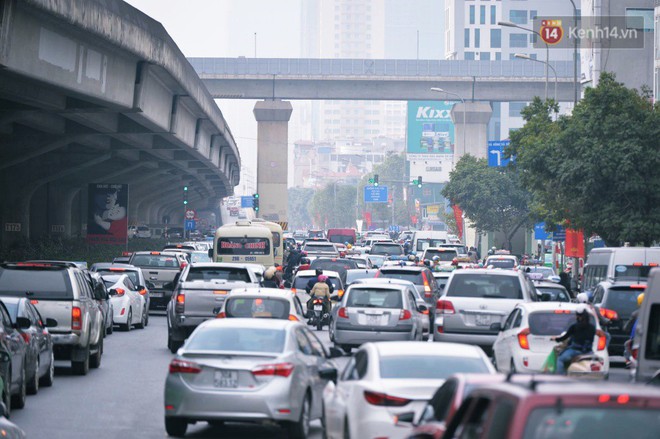 Người dân mang theo hành lí chất trên nóc ô tô, xe máy đổ về Hà Nội và Sài Gòn sau kì nghỉ Tết Nguyên đán kéo dài 1 tuần - Ảnh 6.