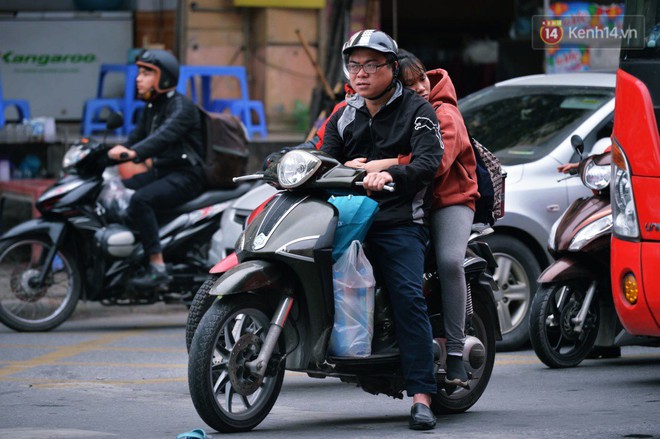 Người dân mang theo hành lí chất trên nóc ô tô, xe máy đổ về Hà Nội và Sài Gòn sau kì nghỉ Tết Nguyên đán kéo dài 1 tuần - Ảnh 8.