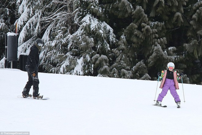 Công chúa nhỏ Harper Beckham diện đồ cực xinh trổ tài trượt tuyết cùng bố và anh trai - Ảnh 9.