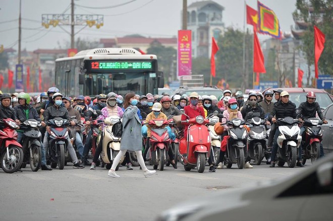 Người dân ùn ùn trở về Hà Nội sau kỳ nghỉ Tết kéo dài khiến lực lượng chức năng chật vật phân làn giao thông - Ảnh 4.